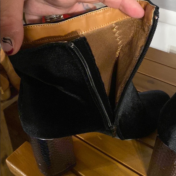 Shoe Republic LA Chic Black Ankle Boots - Picture 4 of 6